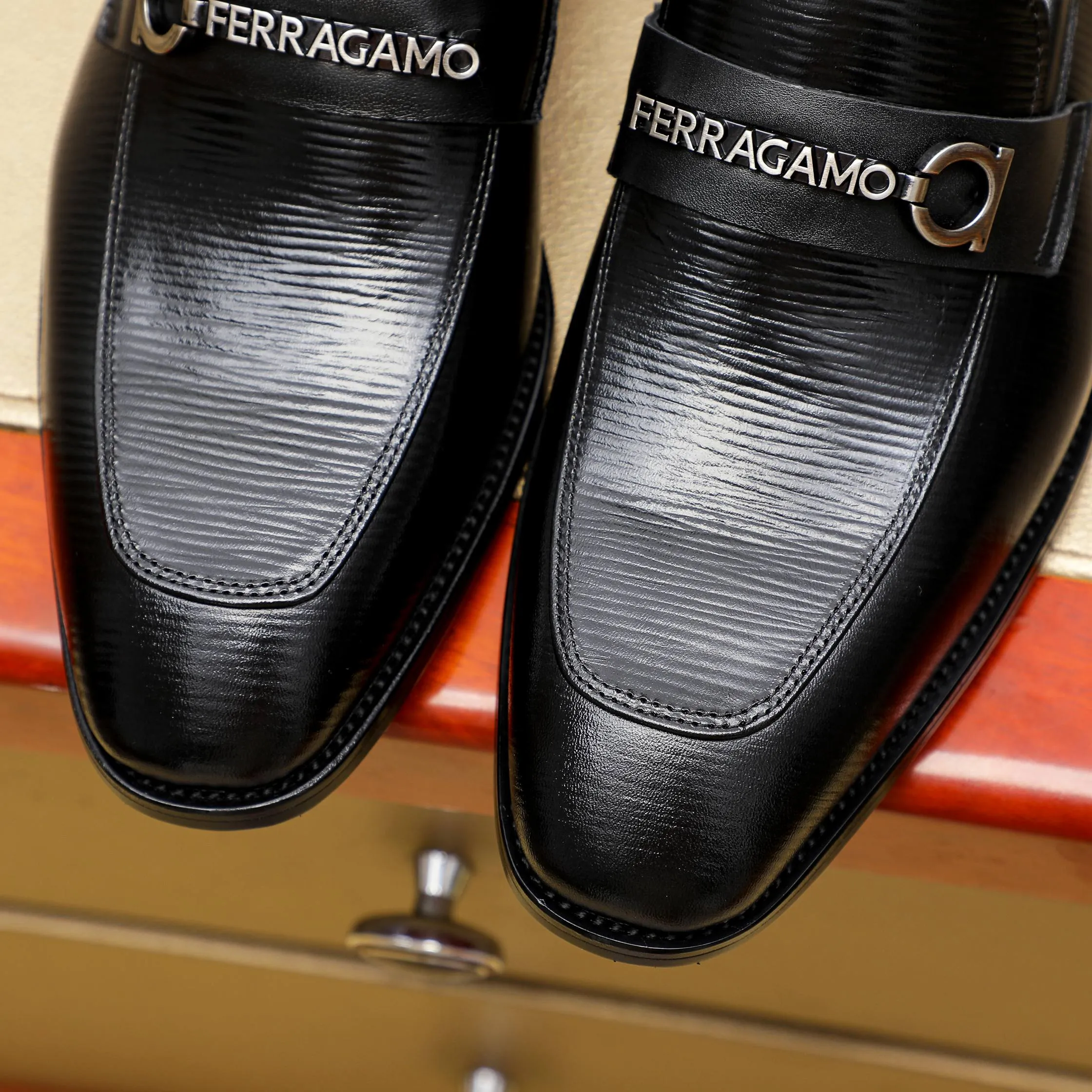 Men's shoes 💰460 🕷🕷🐂【Ferragamo】Ferragamo Popular fashionable leather shoes🇨🇳Official website counter 1:1 production, original mold opening💯Good quality can be seen, imported high-end first-layer waxed calfskin, water-dyed🐂leather lining🌿very clear texture, high-quality waterproof, non-slip and wear-resistant outsole🎋high quality and low price, truly handmade🍓colors available! Code number 38-44……(45.46.Customized)